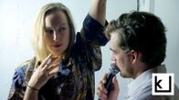 Milla Kangas (Sarah) ja Lauri Tilkanen (Richard) katsovat toisiaan. Sarah polttaa savuketta, Richard puhuu mikrofoniin.