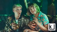 Aikuiset-sarjan pääosanäyttelijät istuvat drinksut sylissä. 