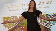 Kirjailija Tiina Piilola levittää käsiään kuten Kalevalan Aino Suomen Kansallismuseossa.
