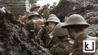 Valokuva ensimmäisen maailmansodan ajalta. Miehet kävelevät jonossa kapeassa juoksuhaudassa, yksi mies katsoo tupakka suussa kameraan. Peter Jacksonin dokumenttielokuvasta They shall not grow old. 