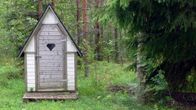 Huussi metsänsiimeksessä