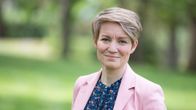 Tasavallan presidentin kanslian viestintäpäällikön tehtävät syksyllä 2019 jättävä, ja Yleisradion toimittajaksi siirtyvä Katri Makkonen Kultarannan puutarhassa.