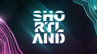 Shortland-kilpailun valkoinen, hieman hohtava logo tummanvihreällä taustalla.