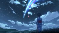 Mitsuho katselee öisellä taivaalla lentävää pyrstötähteä japanilaisessa animaatioelokuvassa Your Name.