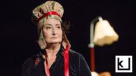 Heidi Heralan näyttelemä Everstinna lähikuvassa lapinhattu päässään, ylpeä ilme kasvoillaan.