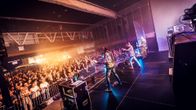 Bändi soittaa lavalla musiikkifestivaaleilla. 