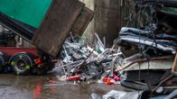 Kuorma-auto kippaa metalliromua maahan. 