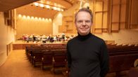 Jaakko Kuusisto medetojan salissa, poseeraa kameralle