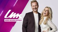 UMK:n juontajat Krista Siegfrids ja Mikko Silvennoinen hymyilevät leveästi purppuraa ja harmaata yhdistelevän taustagrafiikan edessä. Kuvassa myös teksti UMK, Uuden Musiikin Kilpailu.