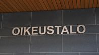 Kemin oikeustalon pääkyltti.