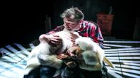 Jäniksen vuosi on komedia, mutta se sisältää herkkiä, melankolisiakin hetkiä. Päähenkilö Vatasen sylissä lepää Vatasen elämän suunnan kääntänyt jänis.