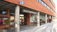 Kemin kulttuurikeskuksen sisäänkäynti. Rakennuksen edustalla on hiukan lunta. Aurinko paistaa.