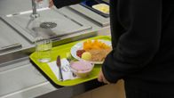 Alakoulun oppilas ottaa vettä hanasta. 
