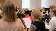 Musiikkiopiston puhallinorkesteri harjoittelee