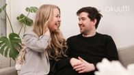 Katri ja Joe Konderla istuvat sohvalla ja katsovat toisiaan rakastuneesti.