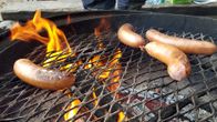 Makkaraa grillataan