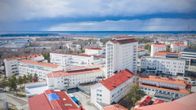 Ilmakuva Pohjois-Karjalan keskussairaalasta ja synkistä pilvistä.