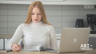 Nelly Rantanen opiskelemassa pöydän ääressä.