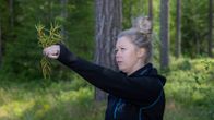 Miia Konttinen pitää suopursua kädessään.