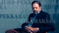 Juho-Pekka Rantala istuu penkillä kädet sylissä.