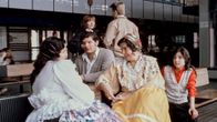 Romano mirits -sarjan pääkuva, kaksi romaninaista ja -mies