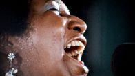 Aretha Franklin laulaa, erikoislähikuva sivulta (1972)
