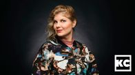 Sari Casal katsoo kameraan veikeästi studiovalaisussa.