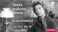 Eeva Joenpelto kirjoituspöytänsä ääressä ikkunan edessä