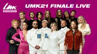 UMK21-finalistit violetin UMK-taustan edessä, kuvassa teksti UMK FINALE LIVE