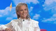 Kristiina Komulainen istuu Puoli seitsemän ohjelman studiossa sohvalla. 