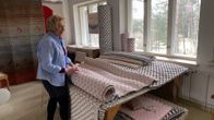 Tekstiilitaiteilija Eija Rasinmäki esittele Pudos-mattoja Oitin kutomossa