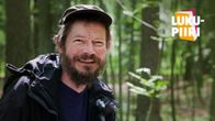 Kirjailija, näytelmäkirjailija ja ohjaaja Juha Hurme metsän keskellä