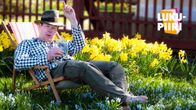 Toimittaja Jukka Kuosmanen eläytyy Lukupiirin Putkinotkon kesäpäivään aurinkotuolissa hattu vinossa ja kirkas pullo kädessään.