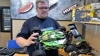 Niko Vuorenmaa tutkailee vihreätä rc-autoa Euro Rc varastolla Janakkalassa