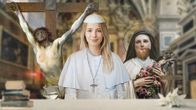 Kuvassa keskellä naispaavi, vasemmalla naisenrintainen Jeesus ja oikealla parrakas naispyhimys.