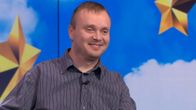 Pyörätuolissa istuva Petri Poikolainen Puoli seitsemän -ohjelmassa
