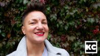 Elina Gustafsson hymyilee lehtiseinämän edessä.