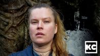 Maria Mattila katsoo intensiivisesti kameraan.