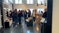 Ryhmä nuoria seisoo Sodan ja rauhan keskus Muistin aulassa.