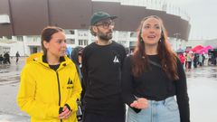 Watt Nyttin juontajat Malin Ivars, Axel Brink ja Challe Lindberg Helsingin Olympiastadionin ulkopuolella.