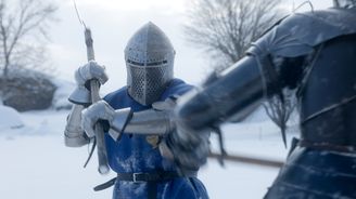 Buhurt ritari iskemässä vastustajaa olalle kohotetun kirveen kanssa. Taustalla talvista maisemaa.