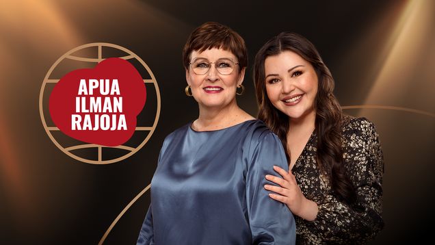 Kaksi naista seisoo vierekkäin ruskeaa taustaa vasten, toinen pukeutuneena siniseen, toinen kuvioituun mekkoon.