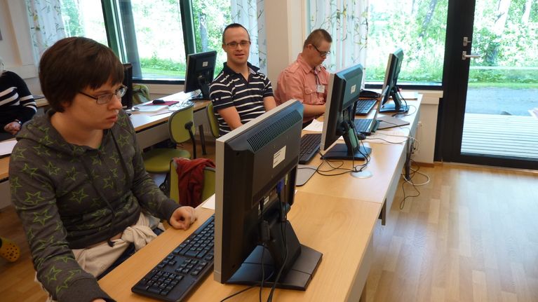 Internet och datorer intresserar på FDUV:s IT-läger | Åboland | Svenska Yle