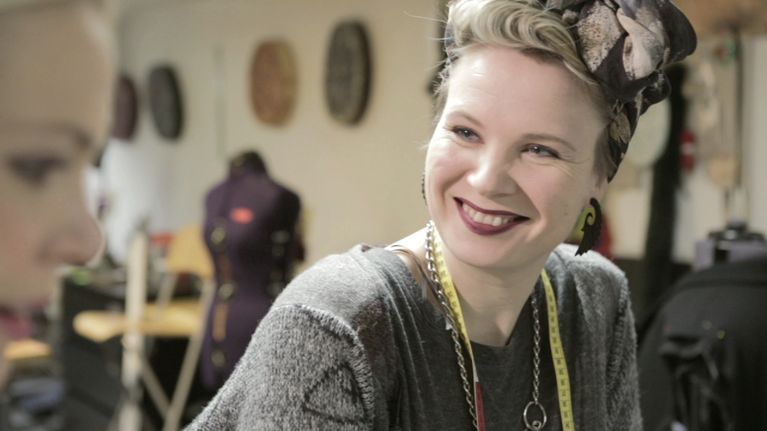 Trashionista Outi Pyy: Vaatteella pitää olla tarina | Puoli seitsemän | Yle