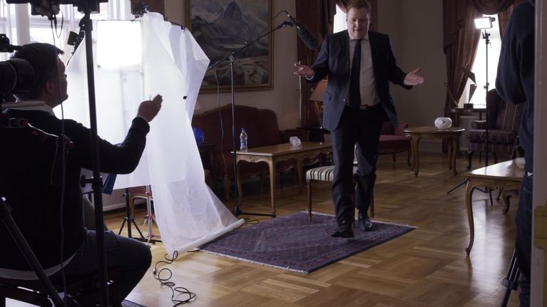 islannin pääministeri Gunnlaugsson poistuu kesken haastattelun.