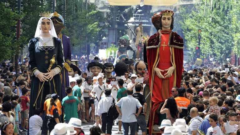 Nukkehahmoja Corpus Christi -pääsiäiskulkueessa Granadassa.
