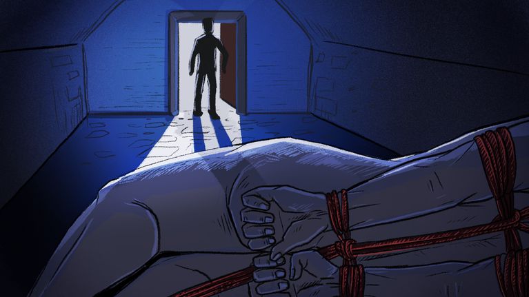 Piirroskuva, jossa etualalla sidottu alaston henkilö selkäpuolelta kuvattuna. Taka-alalla oviaukko, jonka edessä seisoo tumma henkilö.