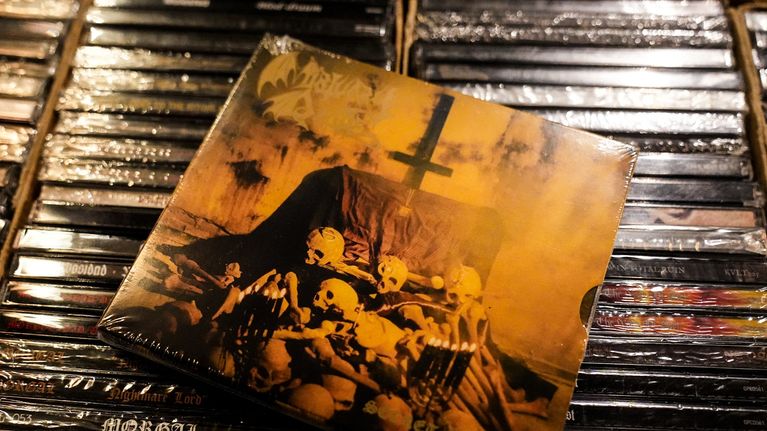 Mortuary Drapen CD-levy Olari Annihilation -festivaalila. 