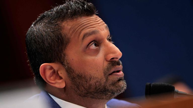 FBI:n johtaja Kash Patel puhuu mikrofoniin ja katsoo yläviistoon kokoussalissa.