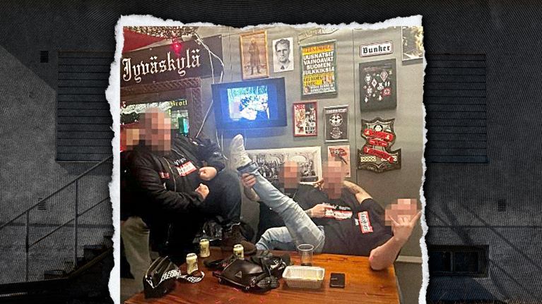 Käsitelty valokuva useista mieshenkilöistä pöydän ääressä. Pöydällä on olut-tölkkejä. Henkilöiden kasvot on sumennettu.